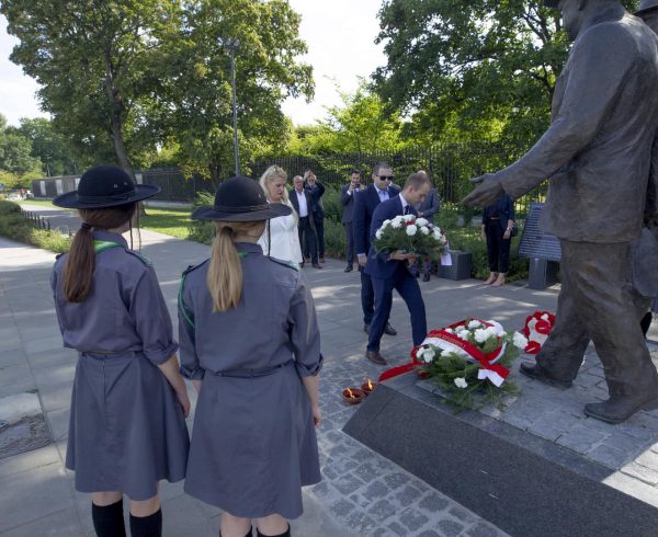 Składanie kwiatów pod pomnikiem Prezydentów Wielkiej Warszawy